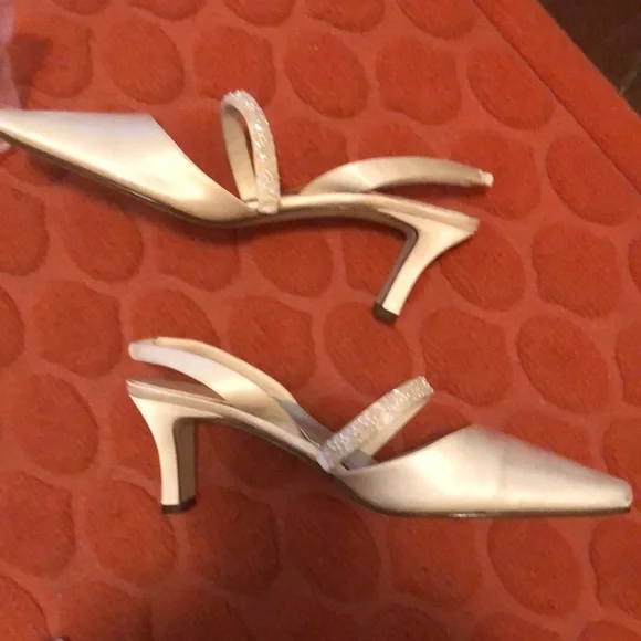 Caparros ivory silk shoes size 7 1/2 - Picture 5 of 5